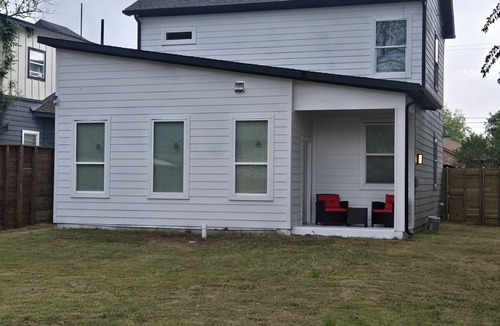 Dallas House | Modern Luxury 4 Bedroom Home Near Downtown Dallas Sleeps 10.