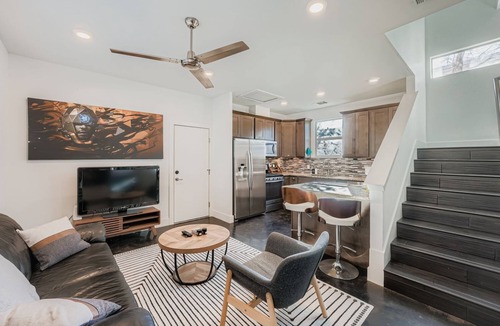 East MLK House | Modern Luxury Home in Downtown Austin-Near UT, ACL, SXSW, Festivals, Zilker Park, and Moody Center