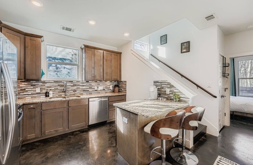 East MLK House | Modern Luxury Home in Downtown Austin-Near UT, ACL, SXSW, Festivals, Zilker Park, and Moody Center