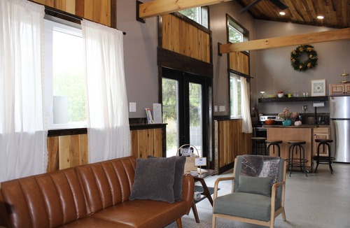 Edray Ski Chalet | Modern + Private + Biking Paradise. No Stairs, Monday Lick & GBR River Trail