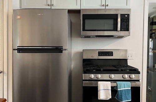 Madison Heights House | Modern & Renovated 3B/1B Home - Quiet & Cozyn
