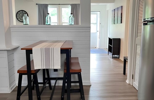 Madison Heights House | Modern & Renovated 3B/1B Home - Quiet & Cozyn