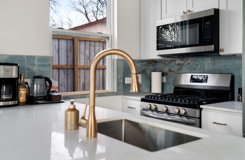 Govalle House | Modern Retreat · Fire Pit · WiFi + TV· Private Patio