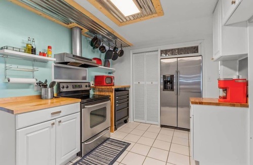 High Point House | Modern Retreat | Hot Tub | Bar | Patio | HPU
