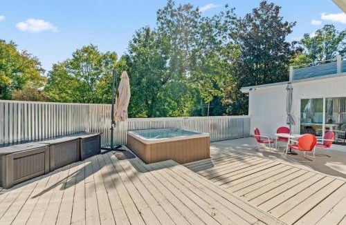 High Point House | Modern Retreat Hot Tub Bar Patio HPU
