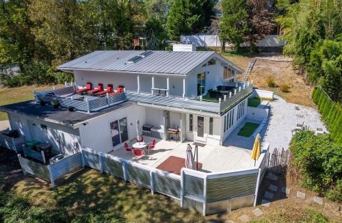 High Point House | Modern Retreat Hot Tub Bar Patio HPU