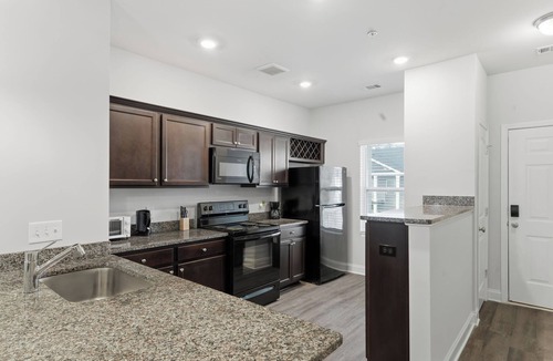 Savannah Apartment | Modern Savannah 2BR Near Shopping