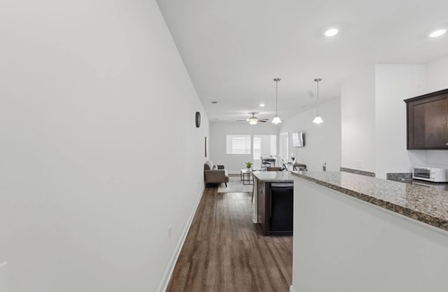 Savannah Apartment | Modern Savannah 2BR Near Shopping