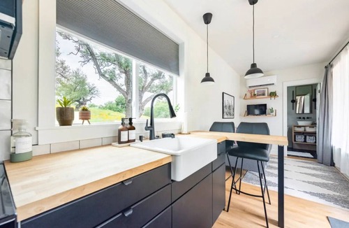 Kingsland Cabin | Modern Shipping Container + Stunning Views + Pets + River