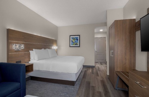 Myrtle Beach Hotel | Modern Space w/Access to Onsite Pool & Hot Tub | Free Parking & Breakfast