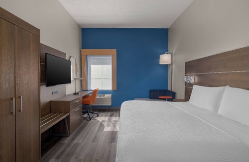 Myrtle Beach Hotel | Modern Space w/Access to Onsite Pool & Hot Tub | Free Parking & Breakfast