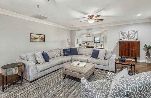Lake Charles House | Modern Spacious 5 Bedroom Home