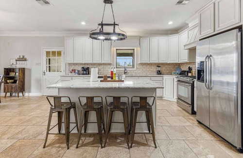 Lake Charles House | Modern Spacious 5 Bedroom Home
