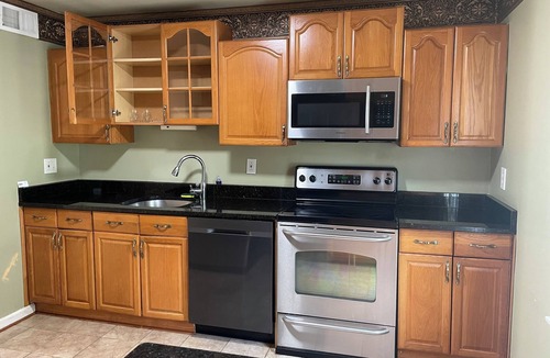 Newington House | Modern Springfield 3BR - Walk to Shops - Minutes to DC & Fort Belvoir