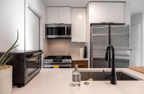 East Congress Condo | Modern St. Elmo 2 Bedroom 10 Min- Downtown/Zilker