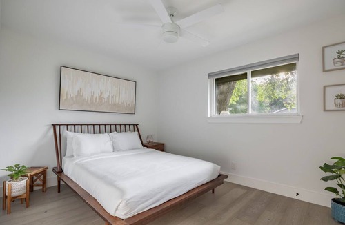 East Congress Condo | Modern St. Elmo 2 Bedroom 10 Min- Downtown/Zilker