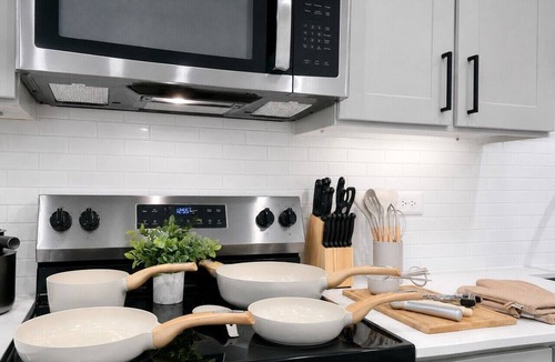 Sherman Apartment | Modern Stay WorkerFriendly Home w/Lndry GYM & Pool