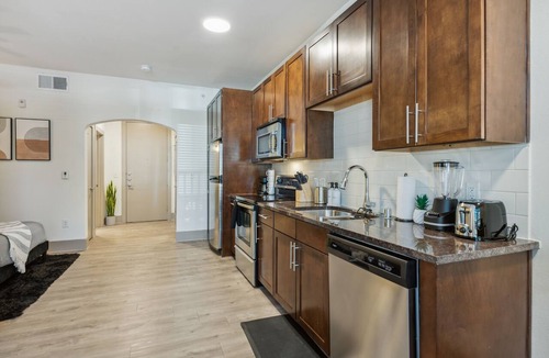 Cityplace Apartment | Modern Studio In The West Village. Uptown Area Gem