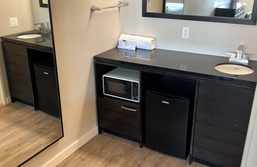 Broadmoor Apartment | Modern Studio with King Bed and Queen Sofa Sleeper In Central Baton Rouge