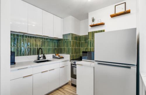 Waikiki Apartment | Modern Suite Free Parking View AC King Bed Kitchen