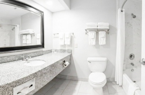 Westchase Hotel | Modern suites designed with your comfort in mind, free breackfast.