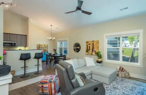 Five Points House | Modern Townhome + Office 1 mi to downtown