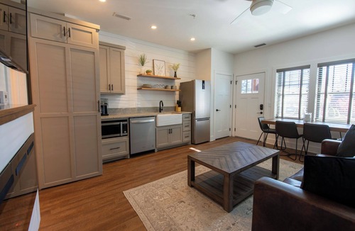 Blowing Rock Hotel | Modern Townhome with Balcony Located on Main St. In Downtown Blowing Rock