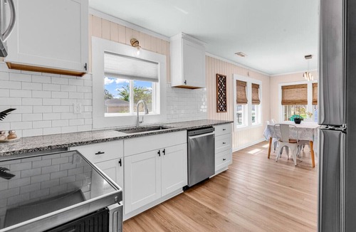 Garden City House | Modern Tropical Bungalow, 3BR 2 Bath