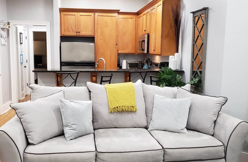 Historic Downtown Savannah Condo | Modern Victorian Easy 2blk walk from Forsyth, Farmers Mrkt, Cocktails!