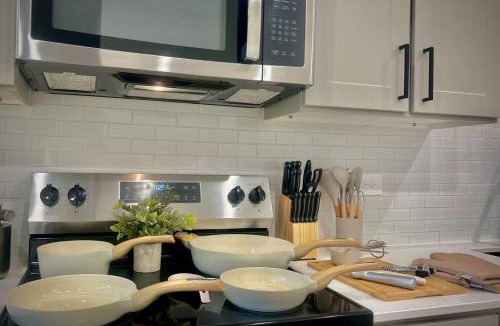 Sherman Apartment | Modern WorkerFriendly Washer PoolGym Wifi