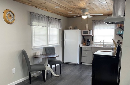 De Leon Cabin | Mom's Place - 1 bedroom cabin with AC/HEAT. 1 1/2 miles from downtown DeLeon, TX