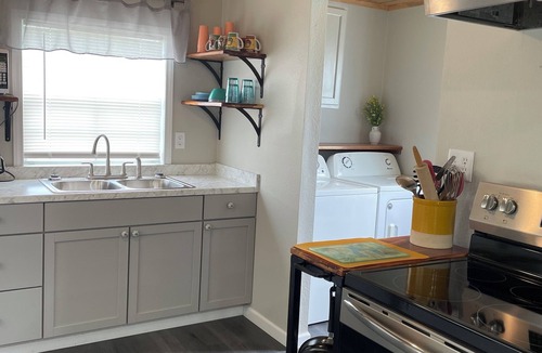 De Leon Cabin | Mom's Place - 1 bedroom cabin with AC/HEAT. 1 1/2 miles from downtown DeLeon, TX