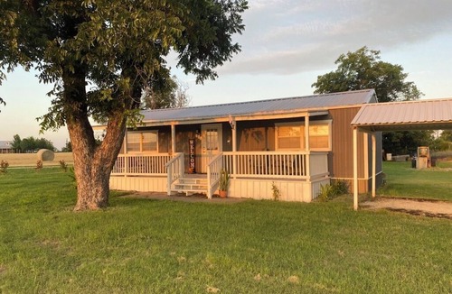 De Leon Cabin | Mom's Place - 1 bedroom cabin with AC/HEAT. 1 1/2 miles from downtown DeLeon, TX
