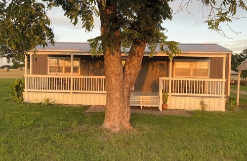 De Leon Cabin | Mom's Place - 1 bedroom cabin with AC/HEAT. 1 1/2 miles from downtown DeLeon, TX