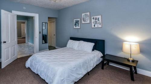 Columbus House | Moments to Chattahoochee-Cottage - Walk-To-Dining