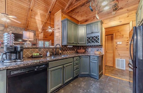 Clarkesville House | MONARCH MANOR - HOT TUB, GAMES, FIRE PIT, GAMES