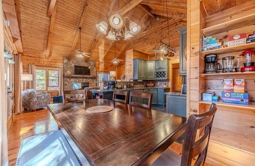 Clarkesville House | MONARCH MANOR - HOT TUB, GAMES, FIRE PIT, GAMES