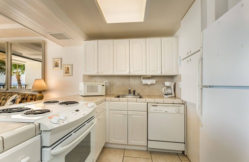 Makaha Condo | MONTH SPECIAL! AMAZING BEACHFRONT-FREE PKG,WiFi-POOL,HOT TUB,BBQ,BR PORTABLE AC!
