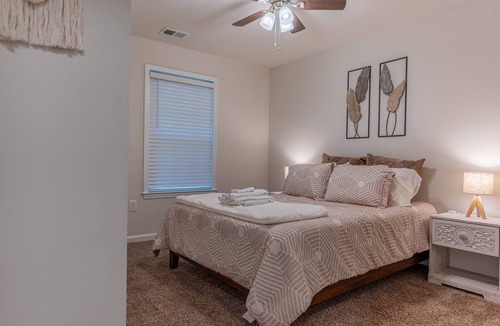 Lincolnton House | Monthly Boho-unit | Sleeps 6 | King Bed | Easy Parking, NO stairs
