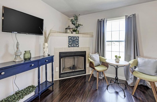 Dripping Springs Cottage | Moon Cottage w Yoga Retreat Access