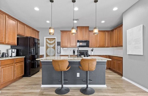 Hutto House | MoonHaven Elegant Extended-Stay 4BR-Stylish-Pristine-POOL-Round Rock!