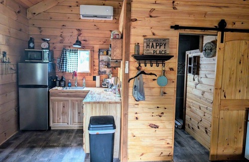 Fancy Gap Cabin | "Moonshine Mansion" Cozy tiny cabin in peaceful Fancy Gap.