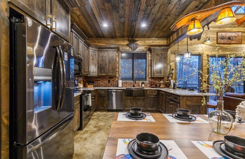 Pickens Cabin | Moose Mansion, EV Outlet, swing set, hot tub