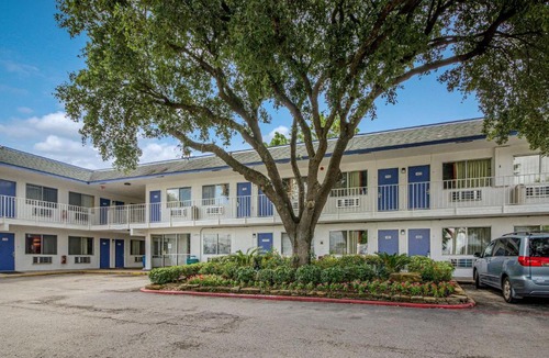 Conroe Hotel | Motel 6-Conroe, TX