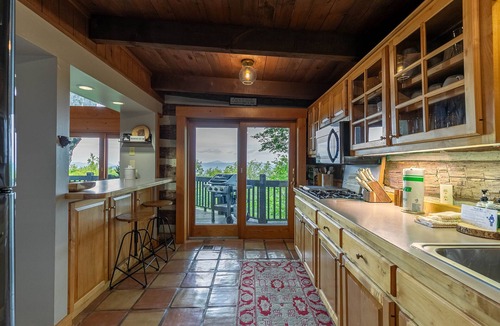 Banner Elk Cabin | Mount Ever-Rest: Great Mtn Views, hot tub, fire pit!
