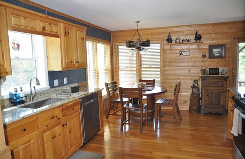 Ferguson Cabin | Mountain Cabin, Screen Porch, Hot Tub, Jacuzzi Tub, WiFi