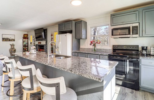 Spruce Pine House | ‘Mountain Golf’ Family Home w/Deck in Spruce Pine