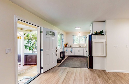 Nanakuli House | Mountain & ocean-view home with bamboo garden, 1 block to beach