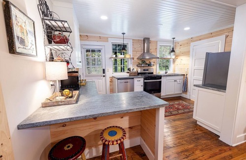 Mountain Rest Cabin | Mountain Rest Cottage Ivy Suite