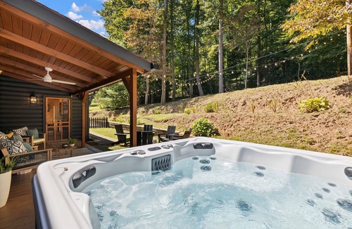 Asheville Cabin | Mountain Retreat Mins to downtown|Hot Tub|Fire-pit
